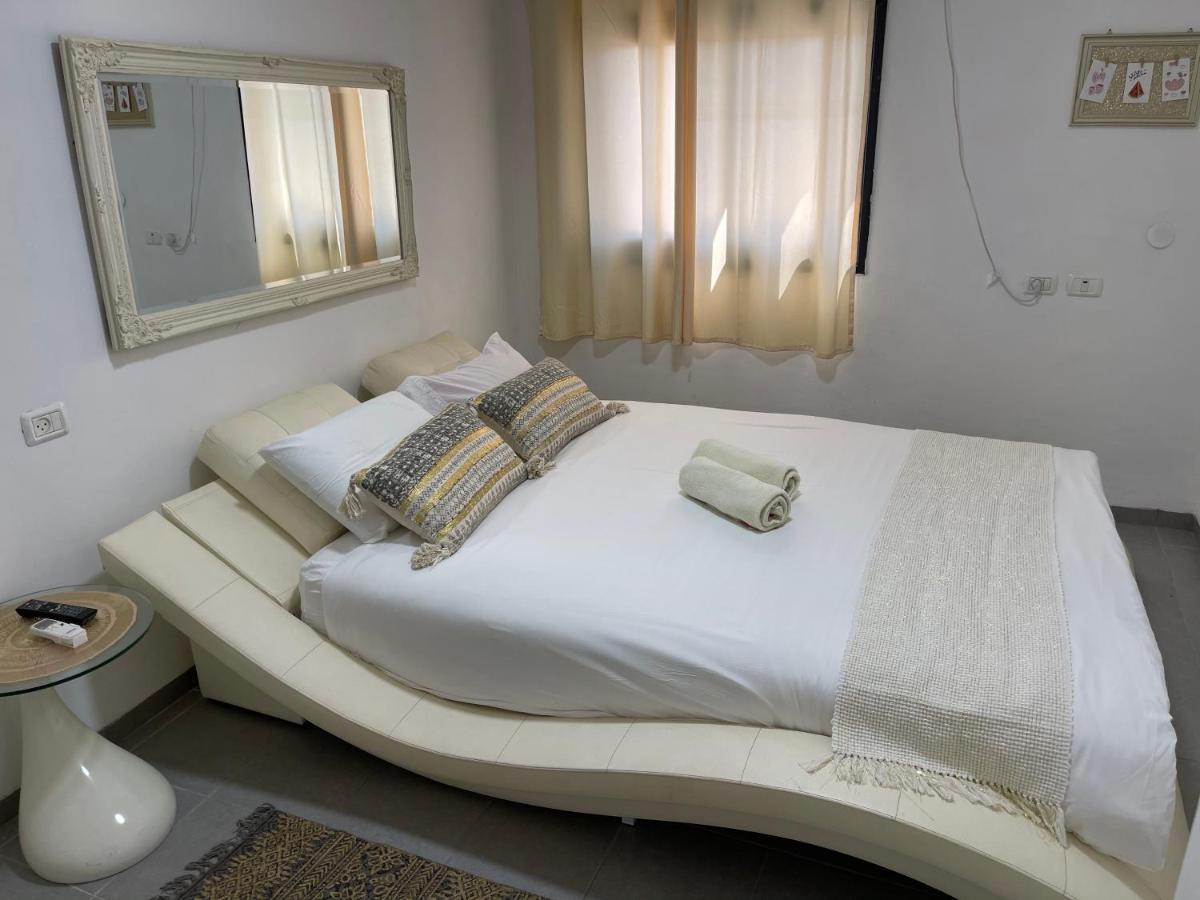 Housing Unit In The Moshav Apartman Mishmār Hāyardin Kültér fotó