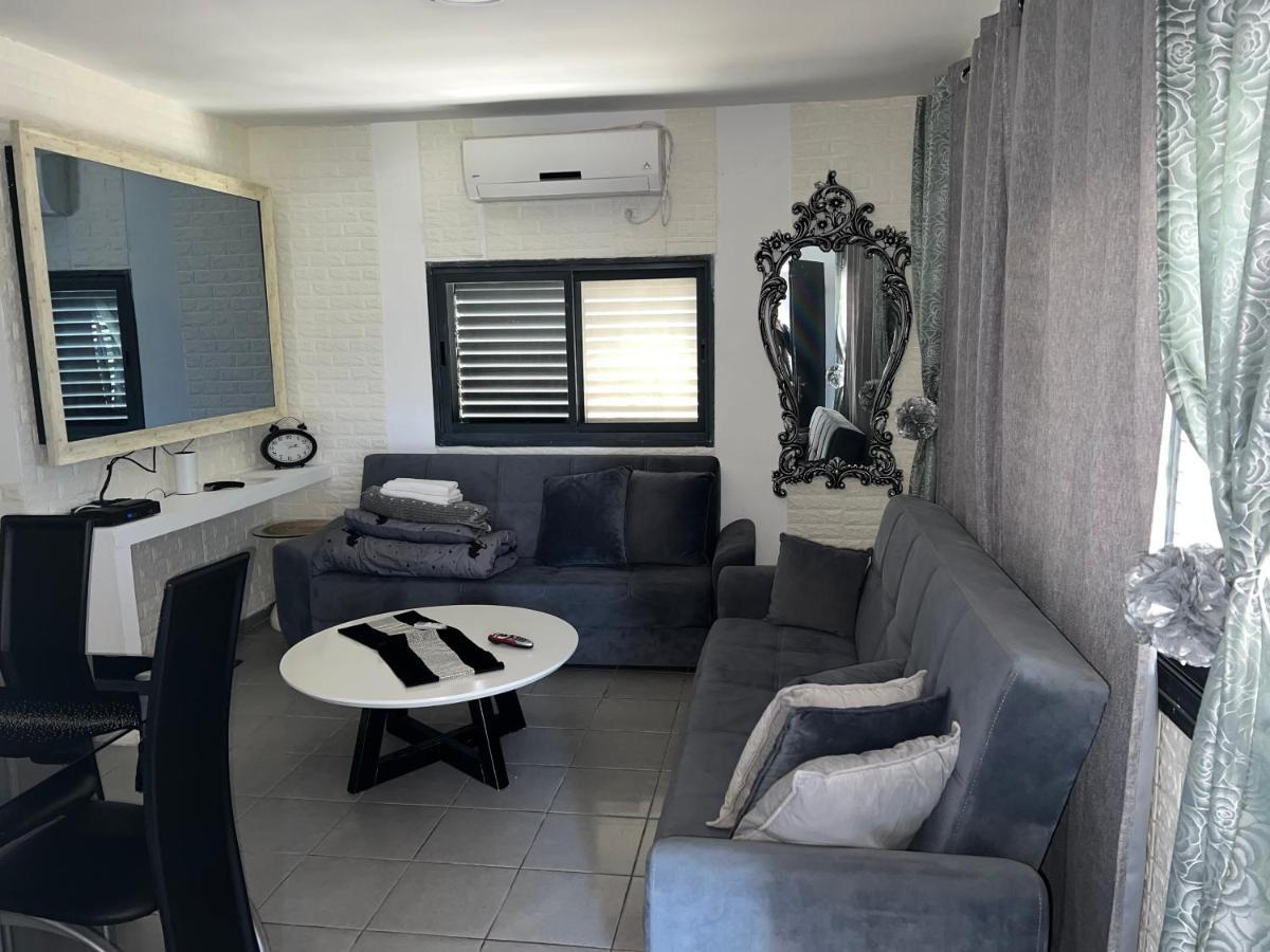 Housing Unit In The Moshav Apartman Mishmār Hāyardin Kültér fotó
